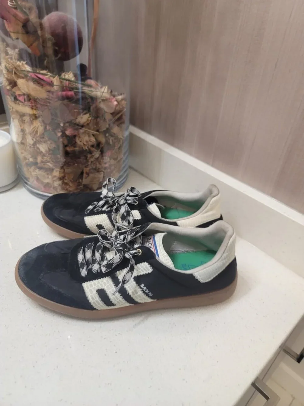 Back 70 Ghost Women’s Low Top Lace-Up Sneakers Rubber Sole Sz 40 Multicolor